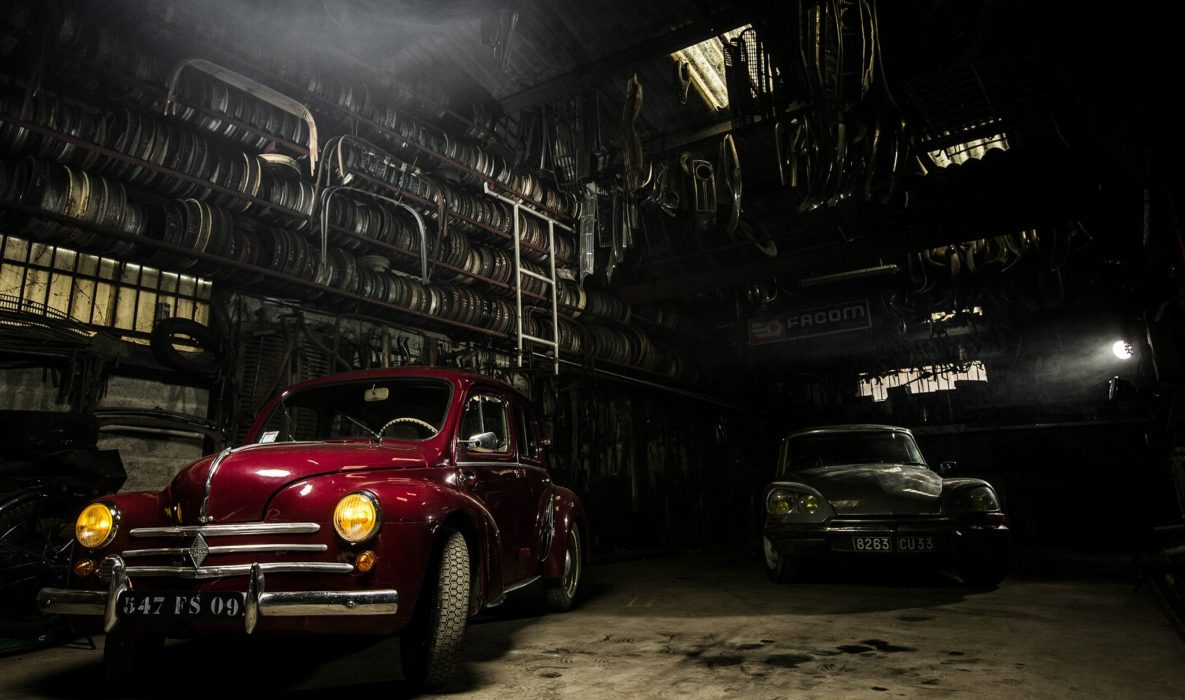 Photo de garage automobile avec 2 voitures anciennes