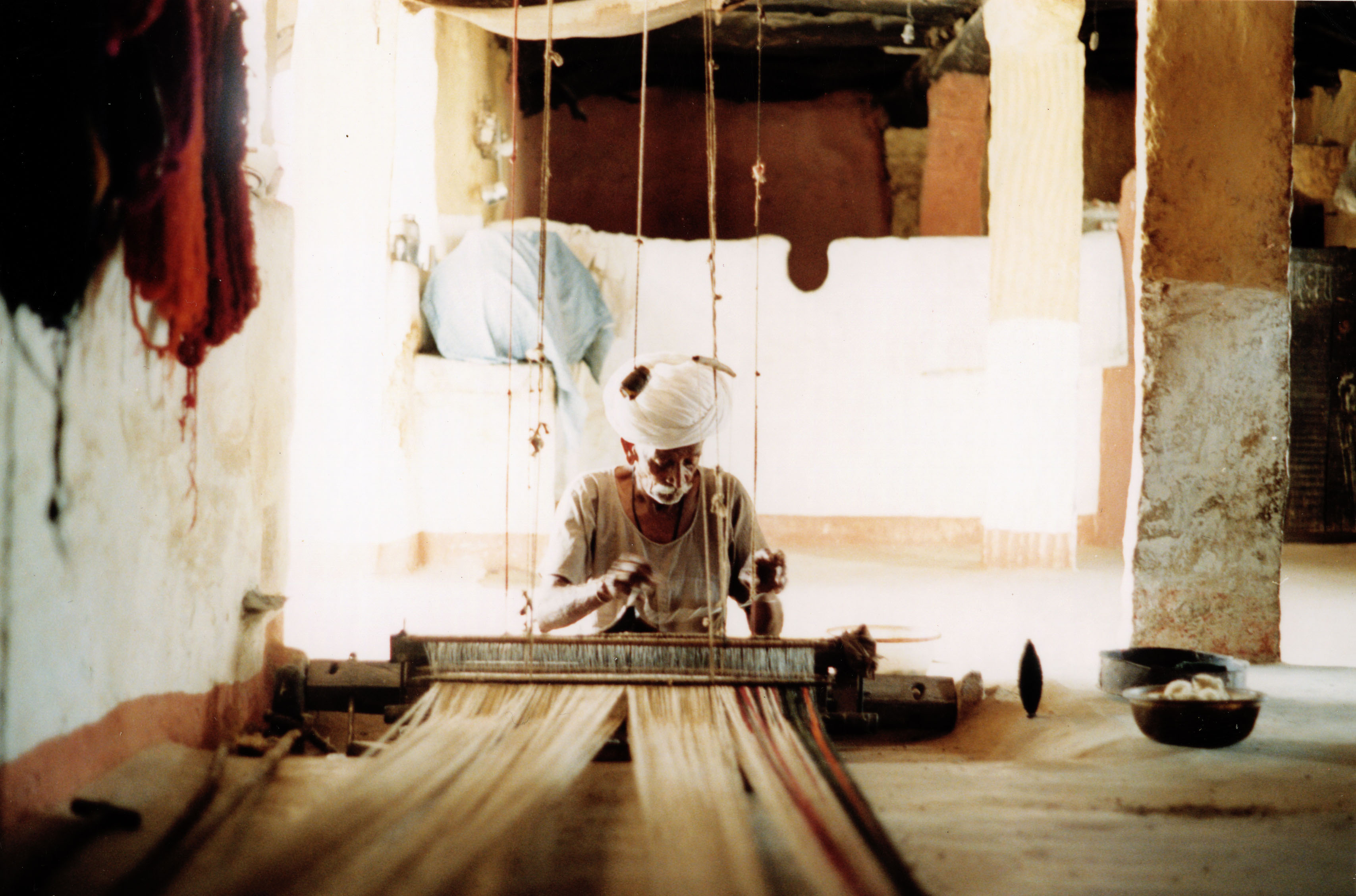 Photo d'un petit garçon, son grand père et 2 chèvres à la campgagne