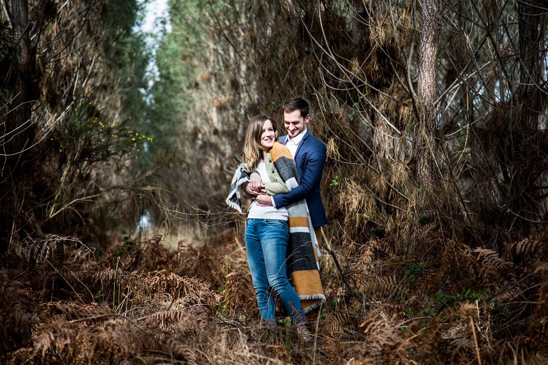 Photographie de couple dans un environnement boisé